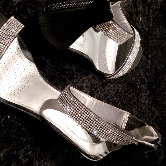 Shoes - Picture 1 of 4